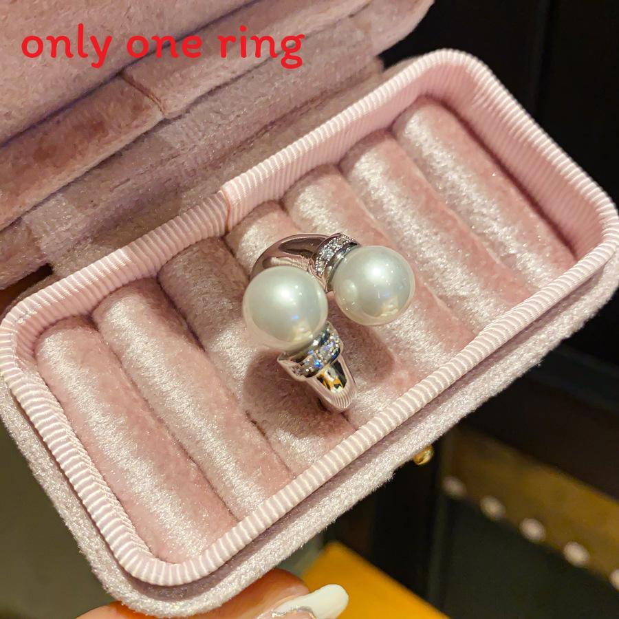 

Summer Fashion Artificial Pearl Hand Ring For Women With Geometric Shape And Light Luxury Style SilverWhite