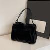 New Plush Bucket Bag for Autumn and Winter, Women's High-end Texture Niche Design Commuter Handbag