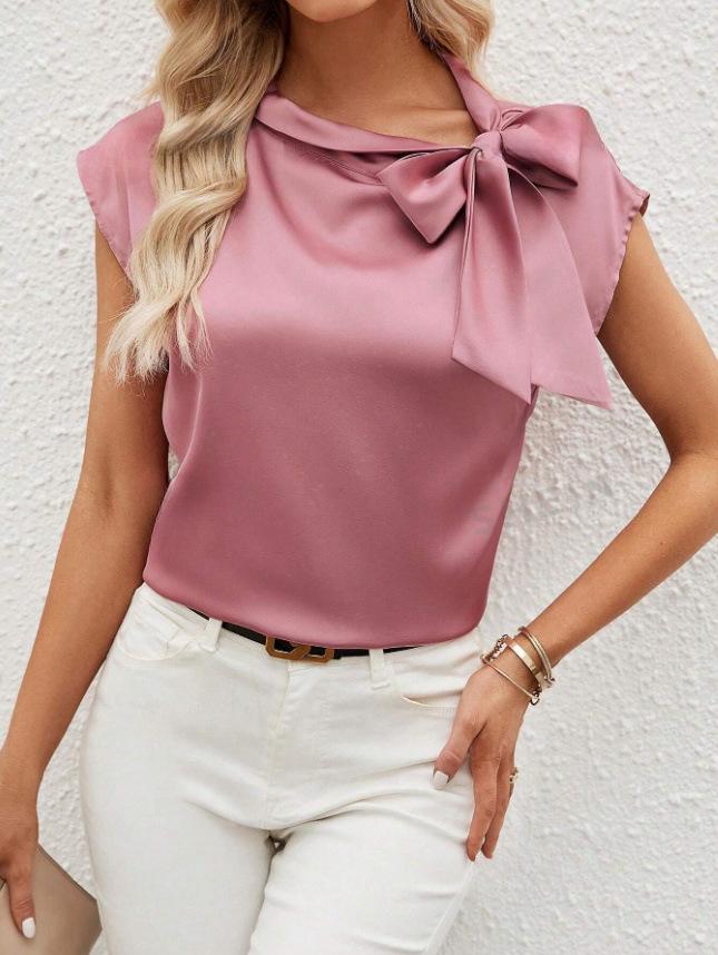 T-shirt da donna in raso con colletto a fiocco e design di nicchia