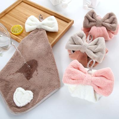 Serviette à main multifonctionnelle Nœud d'amour Serviette suspendue brodée Cœur de pêche Serviette de cuisine Essuie-mains