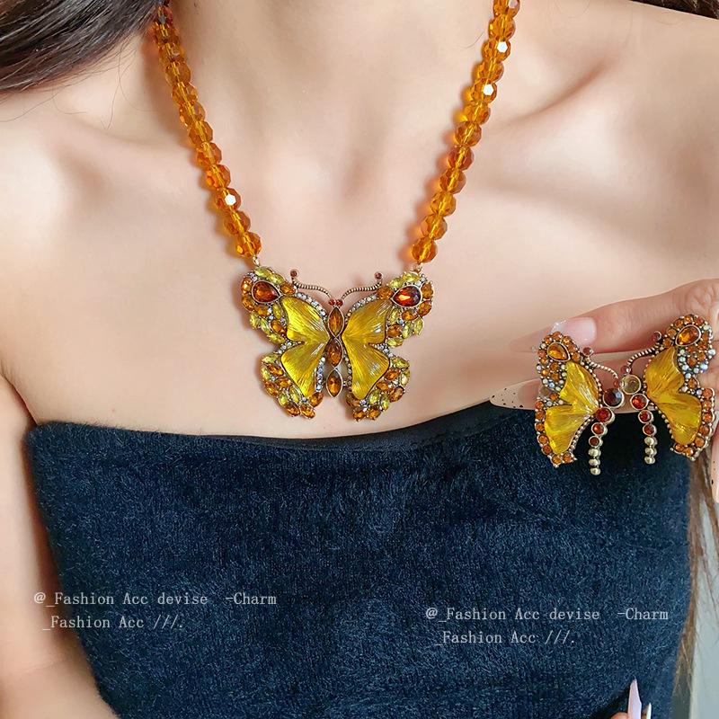Vintage Rhinestone Butterfly Pendant Necklace - Retro Glass Bead Design, High-End Clavicle Chain for Women