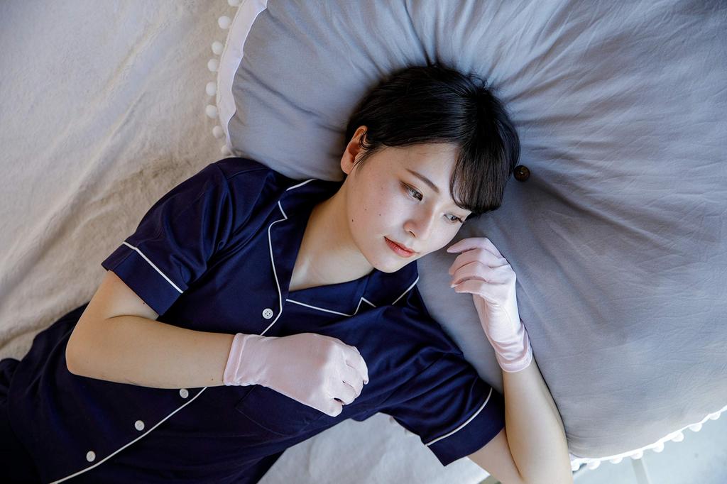 Pop Japanese Silk 2 Made with Natural Infection Unique Natural Soft Hand Prevents Hand Prevents and Includes Antibacterial Case Hand® Gloves, Pairs,