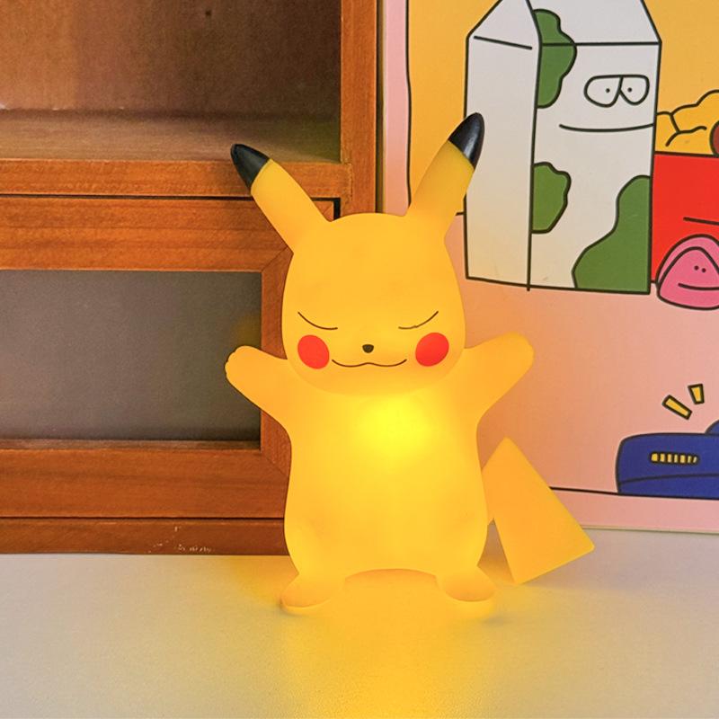 

Милый мультяшный ночник, лампа для прикроватной тумбочки в общежитии, спальне, украшение комнаты, светящийся орнамент Pikachu Model D