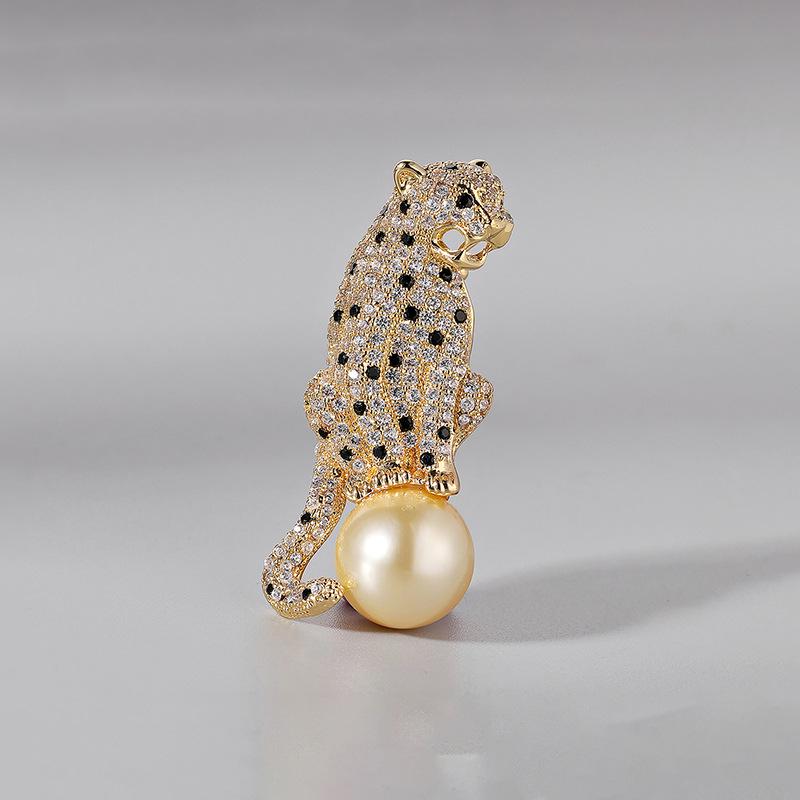 Elegant Leopard Brooch with Shell Pearl and Copper Zircon for Men - Ideal Christmas Gift