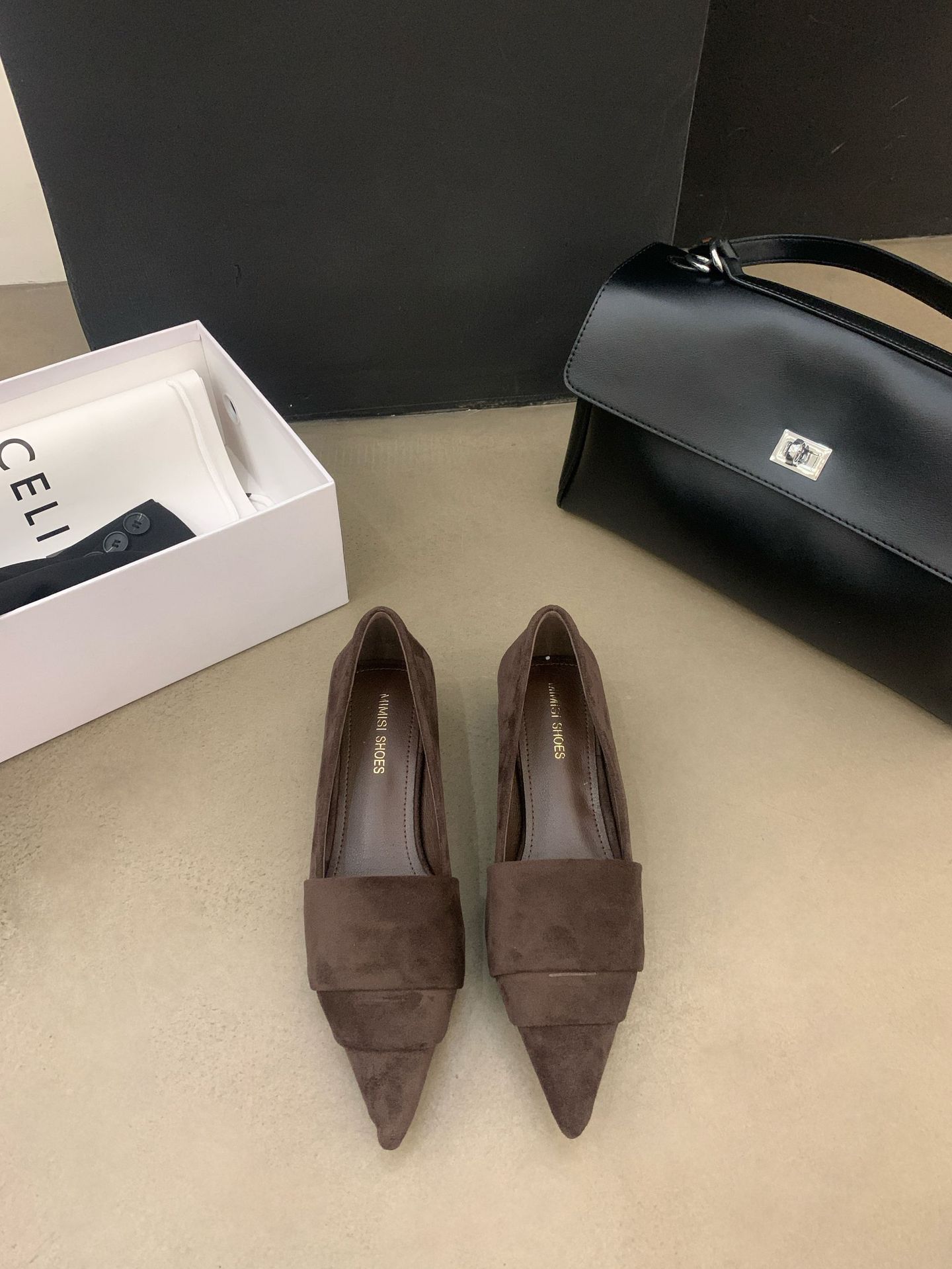 

Low-heeled French retro pointed single shoes women s shoes 2025 new commuter work shoes 39 темно-коричневого