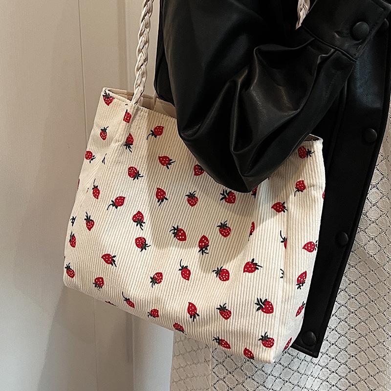 Erdbeer-Einkaufstasche für Studenten der College-Klasse, neue Aufbewahrungstasche, große Kapazität, modische, süße One-Shoulder-Canvas-Tasche