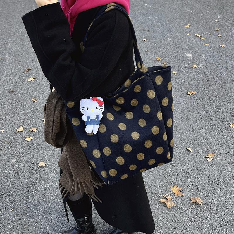 The blogger recommends a large-capacity leopard print shoulder bag for women's daily commuting lazy wind red plaid versatile handbag.
