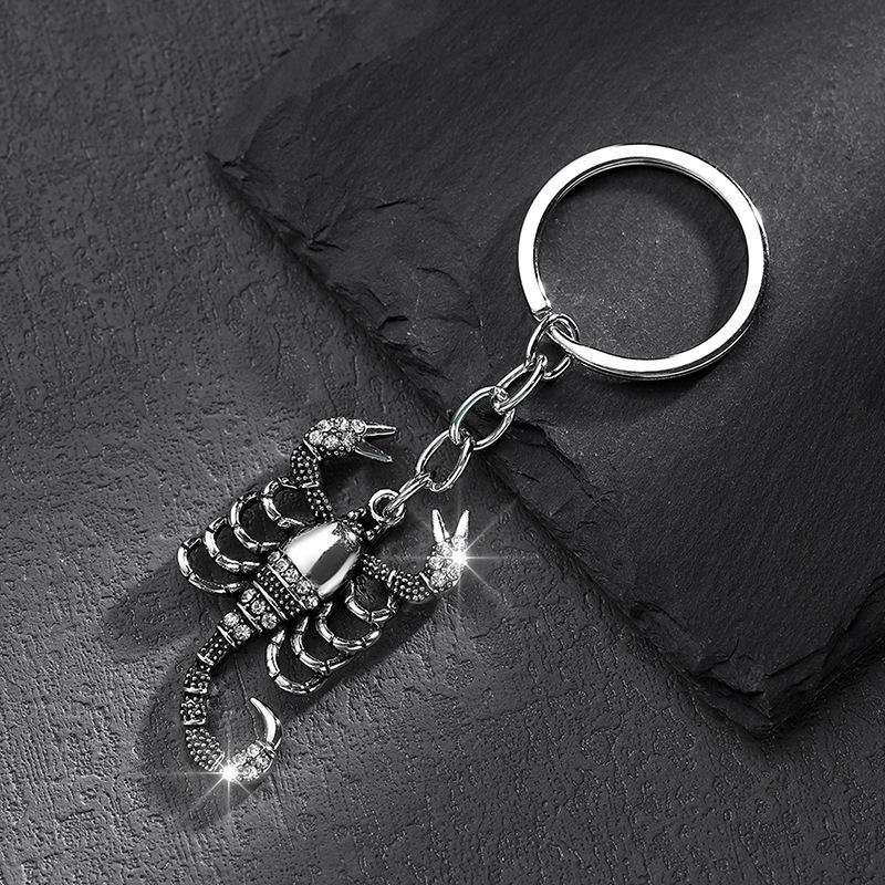 1 Stück Zinklegierung Street Style Modeaccessoire Vintage-inspiriert Strass Skorpion Anhänger Schlüsselanhänger Für Männer & Paare