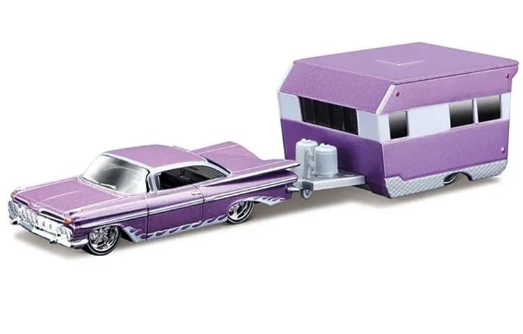 1959 Chevrolet Impala Фиолетовый металлик с белой графикой и прицеп Alameda Фиолетовый металлик с белым буксиром Серия Tow Go Литая модель автомобиля и 1/64 фиолетовый