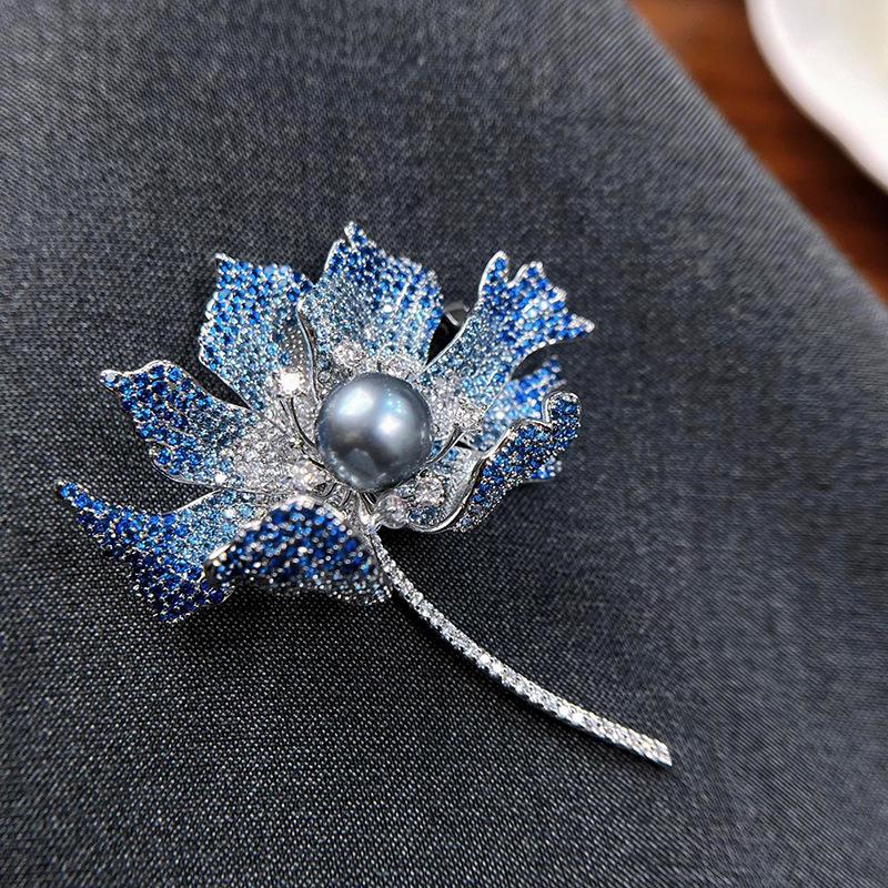 

Брошь «Лист гинкго» с градиентным цирконом, жемчугом и позолоченной медью