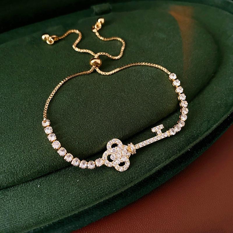 

Элегантный браслет с регулируемым размером, покрытый золотом, с овальным бриллиантом из циркона