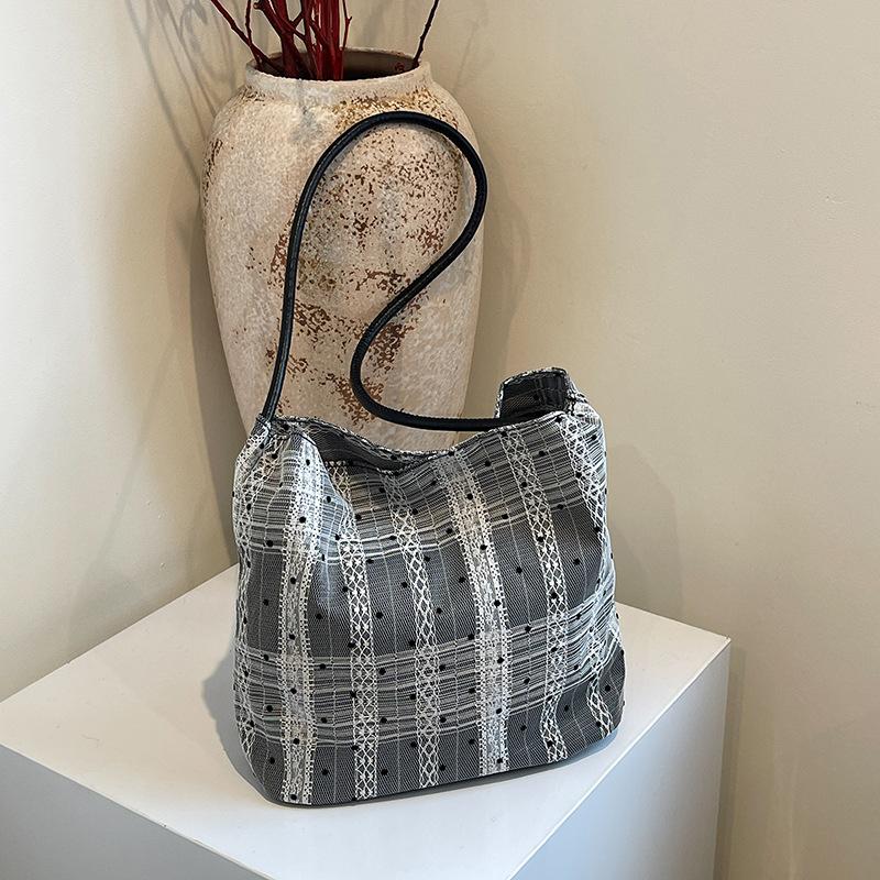 

Корейская нишевая сумка подмышку женская 2025 новая модная портативная сумка бабушки на одно плечо изысканная маленькая сумка чёрный