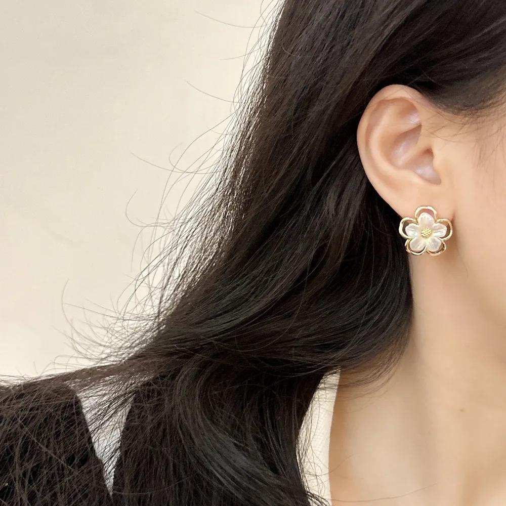 Cute Sweet Double Layer Shell Flower Stud Earrings for Women Exquisite Fashion Korea Earring Piercing Jewelry Friendship Gift