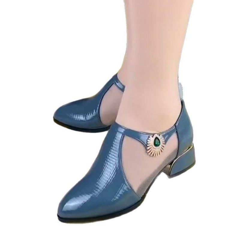 The New Style of Shoes Features A Hollowed-out Toe Cap with A Thick Heel A Women's Mid-heel Single Shoe