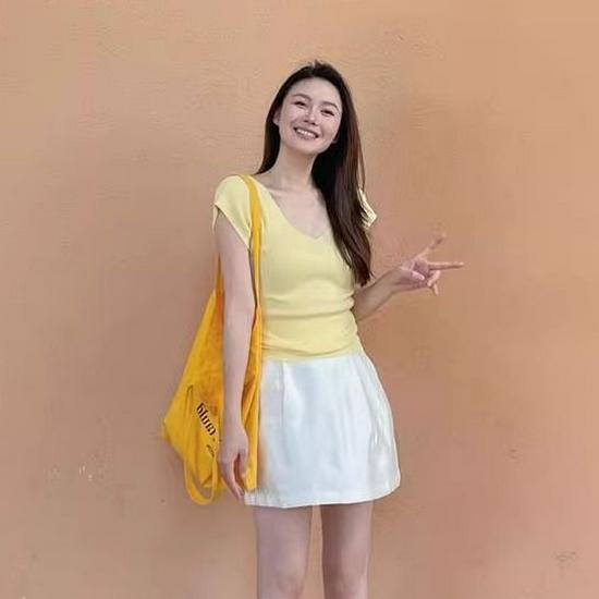 Dámské žluté pletené tričko s krátkým rukávem a výstřihem do V ve stylu léto 2025 – Jedinečný a stylový design