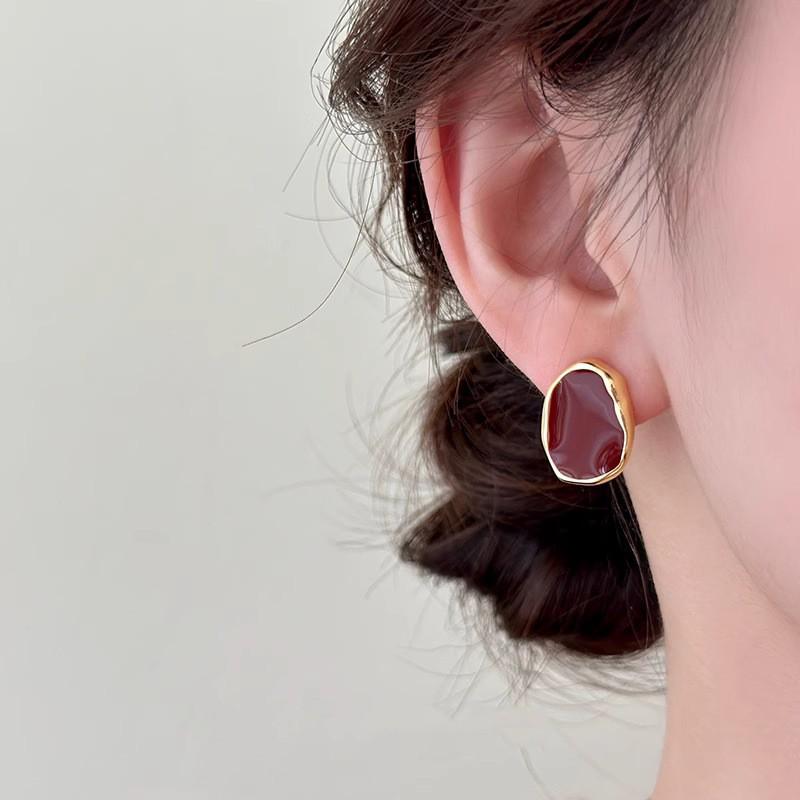 2024 Retro Amber Brown Women's Stud Earrings: High-End, Light Luxury, Niche Hong Kong Style