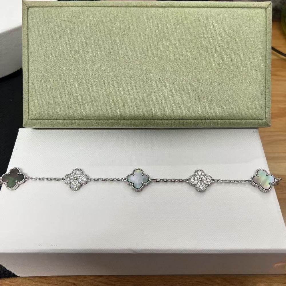 Vierblättriges Klee- und Fünfblüten-Armband mit rotem Achaten - Ein Geschenk für deine Freundin