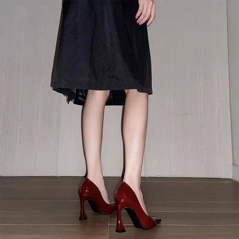 Scarpe da Donna Rosse Sexy con Tacco Grosso Primavera 2025 Pelle Tacco Alto Punta Allungata Fibbia Moda Donna Slip-on Festa Abito Tacchi Scarpe