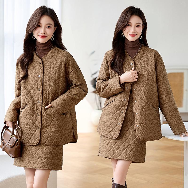 

Стильный корейский стеганый комплект-двойка: Теплый топ и юбка-полусолнце для осени/зимы (LB7613) XL (130-145 jin)