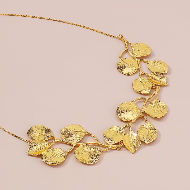 Collana Artistica in Metallo Pendente Foglia Oversize Catena in Lega Texturizzata Gioiello Statement Avant-Garde Boho Regalo