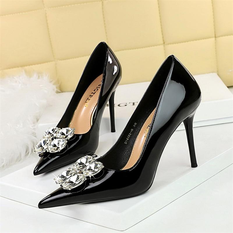 2025 New Luxury Pointed Toe Thin High Heels Big Rhinestone Buckle Design Women Patent Leather Stilettos Party Single Shoes