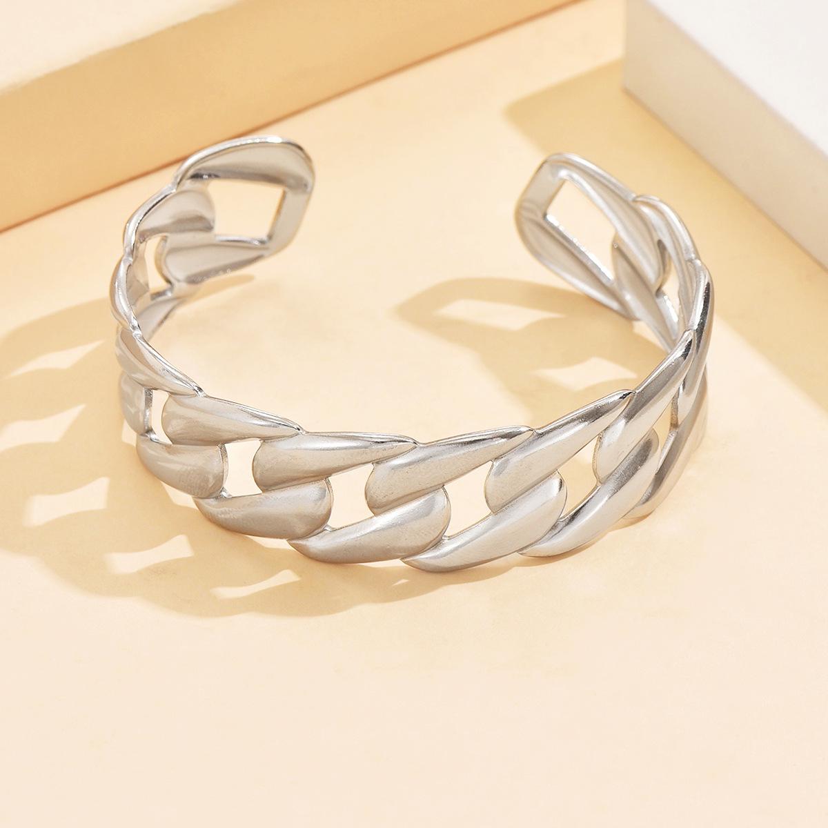 European-American Retro Cuban Link Bracelet: Adjustable Hollow Open Stainless Steel Wristband for Women.