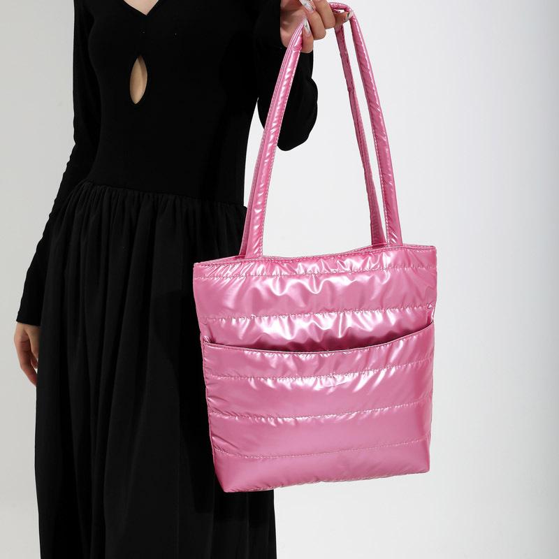Sac fourre-tout tendance Automne Nouveau Style Européen et Américain Sac à bandoulière lumineux Grande capacité Sac de navettage Sac pour femme grande capacité
