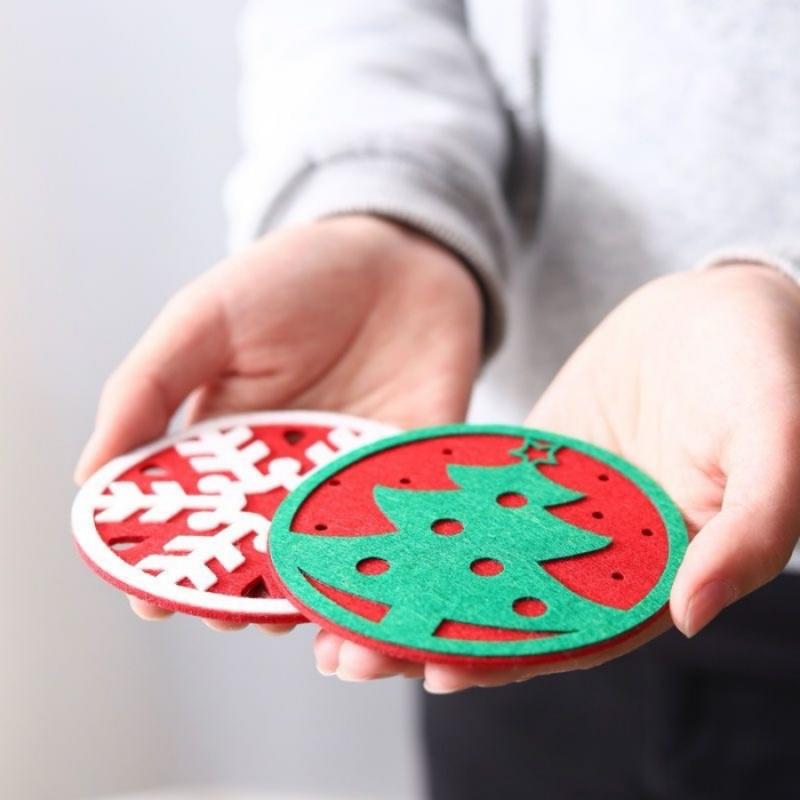 2pcsChristmas Coasters Christmas Tree Snowflake Red Green Round Felt Coaster Set Party Table Decoration Heat Insulation Mat