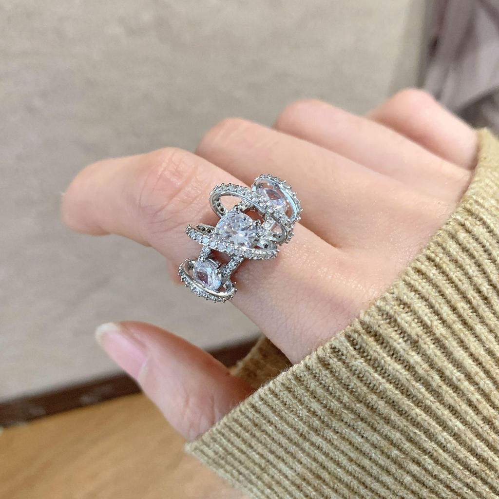 "Anello Elegante Regolabile Lucido Avvolgente per Donna": Moda Tendenza, Versatile e di Alta Gamma".