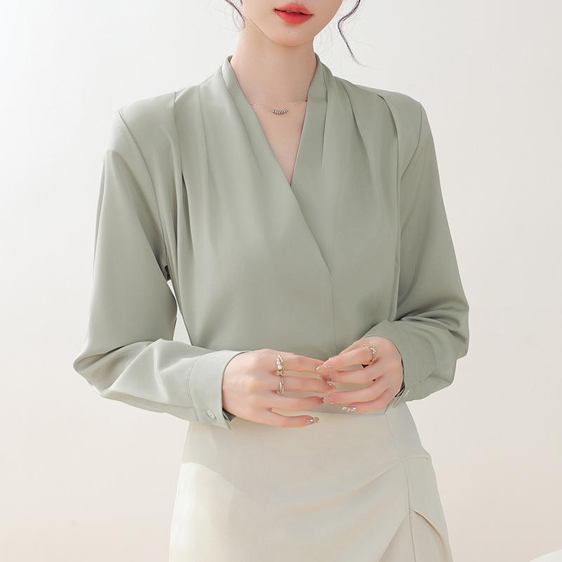 Women's Elegant Satin V-Neck Shirt: High-End Feel, Professional & Formal Wear for Spring/Autumn Commutes.