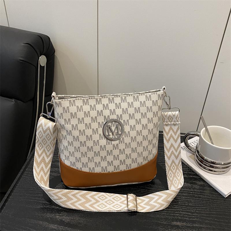 2025 Summer New High-end Texture Fashion Shoulder Bag Personalized Foreign Style Letter Printing Messenger Bag Bag Women