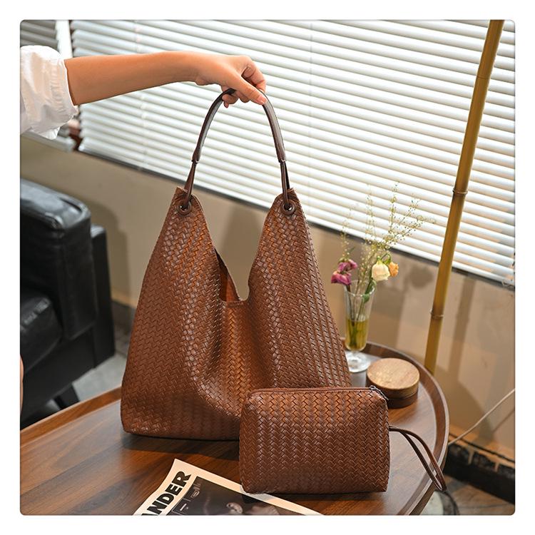 Women's 2025 Retro Large Capacity Woven Shoulder Tote Bag - New Fashion, Commute Style.