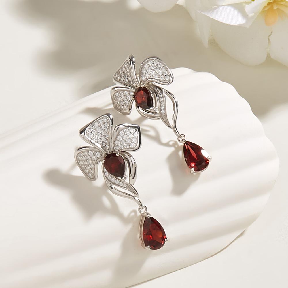 Wunderschönes Blumendesign Natürlicher Granat gepaart mit weißem Zirkon Damen Ring Ohrringe Schmuckset 925 Silber Jubiläumsgeschenk