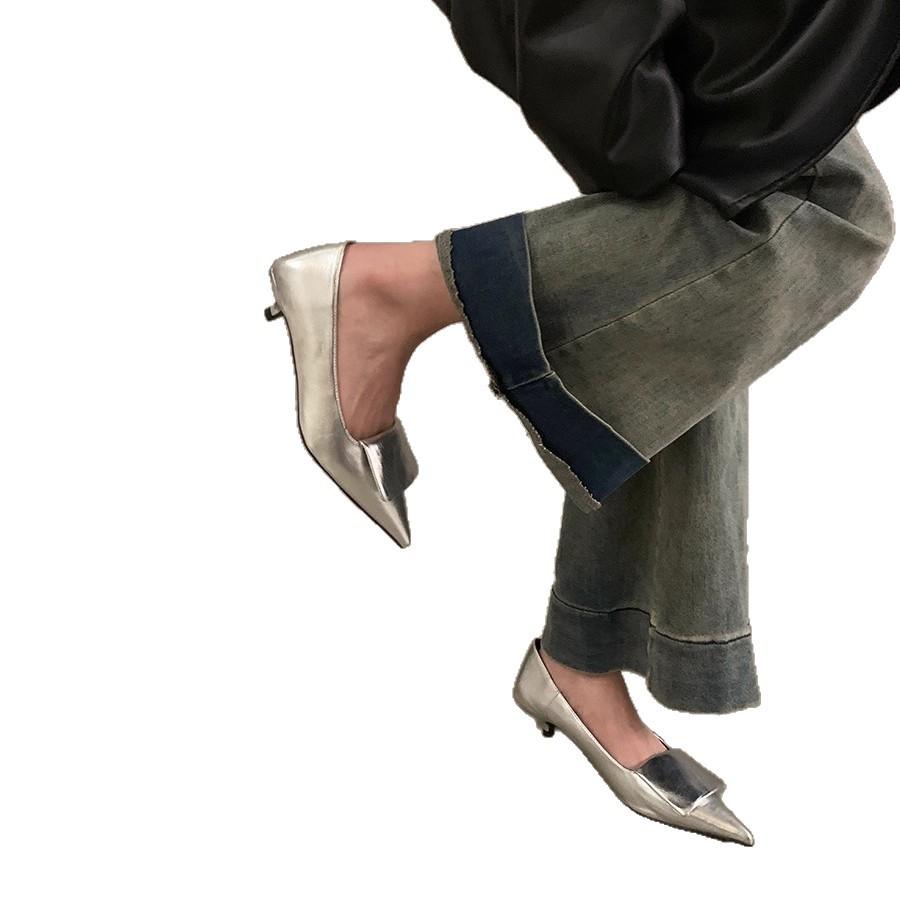Französische Kitten-Heel-Schuhe mit leichtem Ausschnitt, Damenschuhe 2025 Frühling und Herbst neu, spitze, temperamentvolle, silberne Abendschuhe für die Arbeit