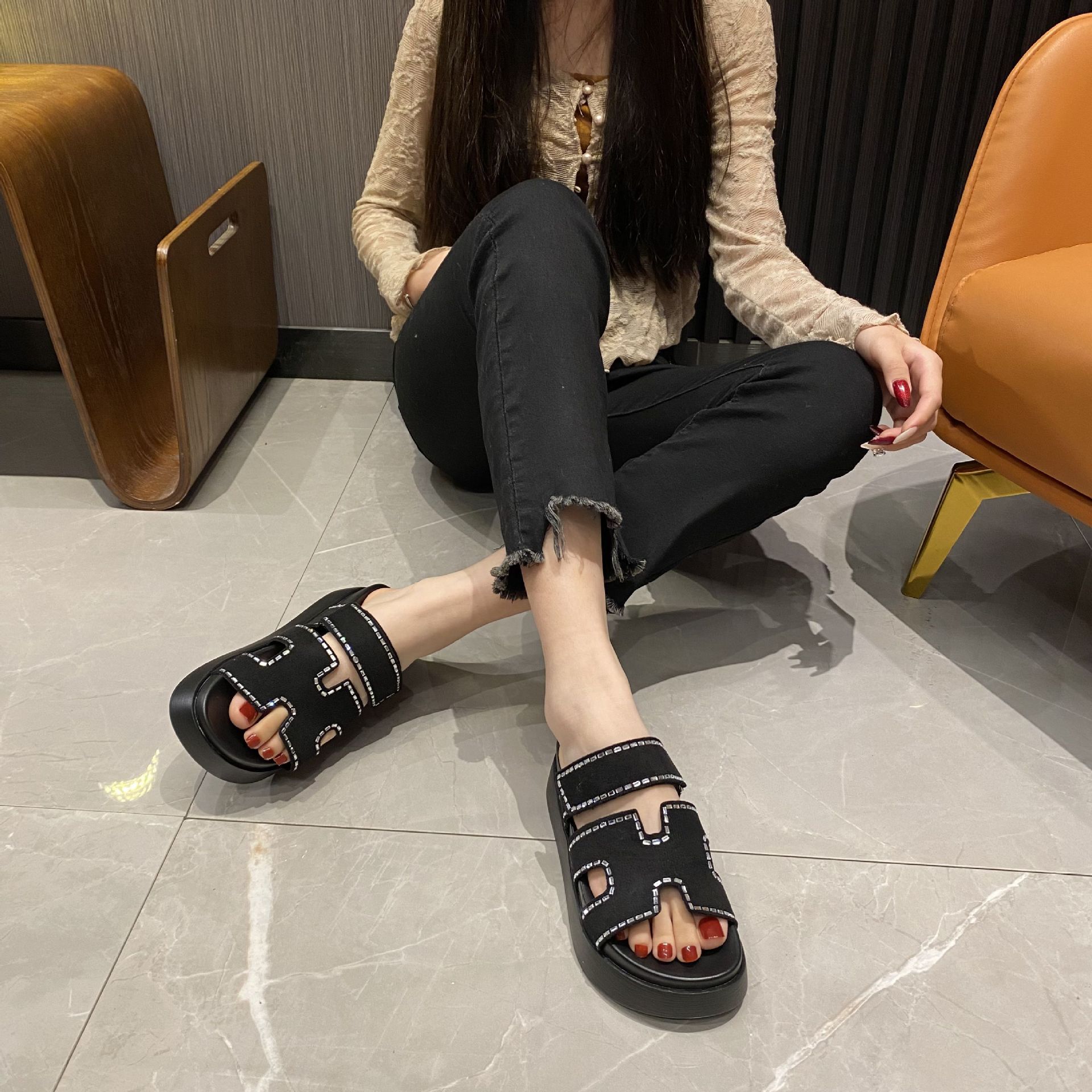 

Cool slippers women s new summer wear in 2025 fashionable versatile rhinestones heightened thick bottom one-word drag non-slip and wear-resistant 43 чёрный