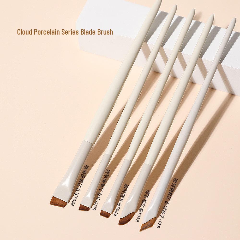 Cloud Porcelain Stippling Blush & Highlight Brush – Angled Round Head with Half-Fan Design
