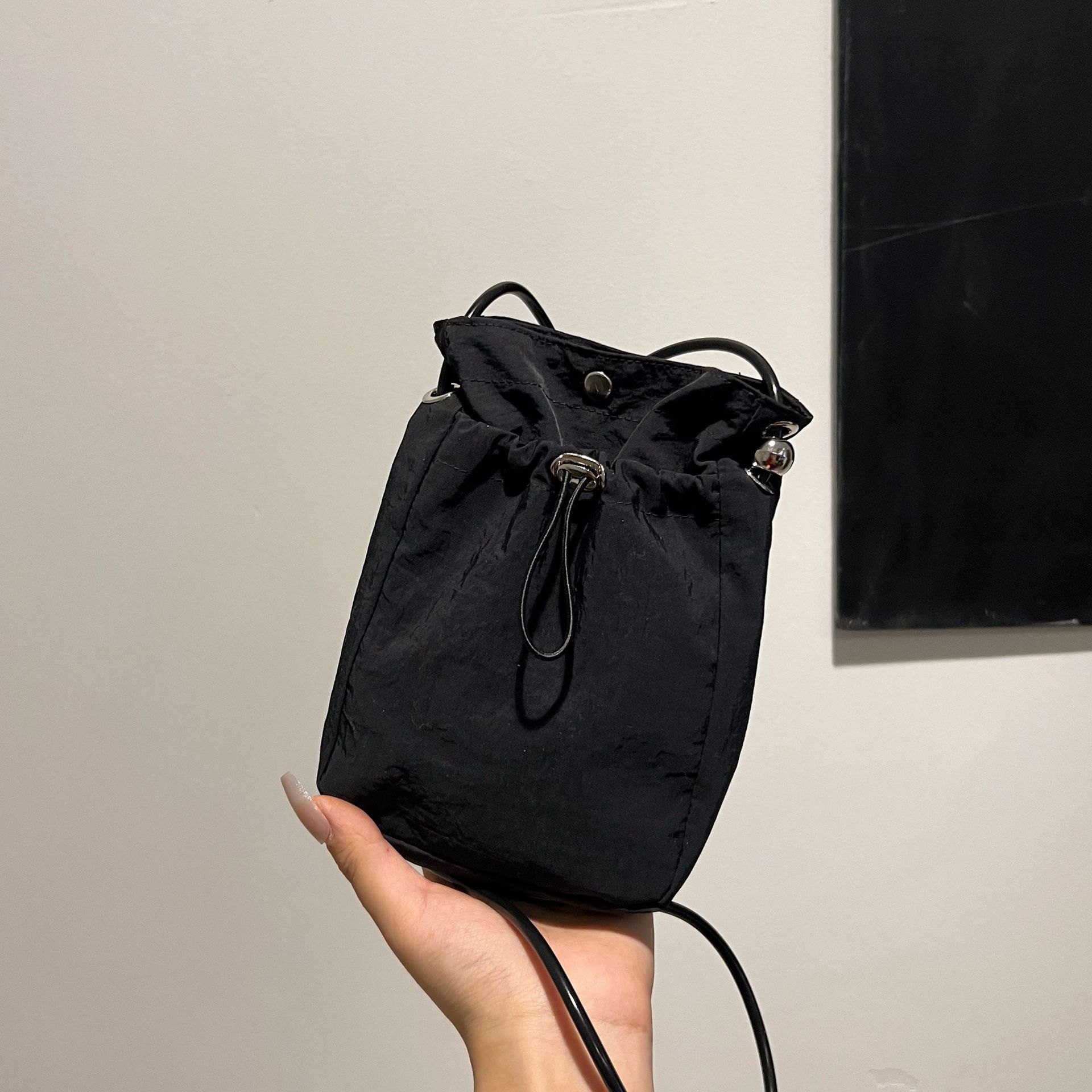 

Minimalist style mobile phone bag women s Japan and Korea light drawstring canvas small bag versatile mini shoulder messenger change bag bags One Size чорний