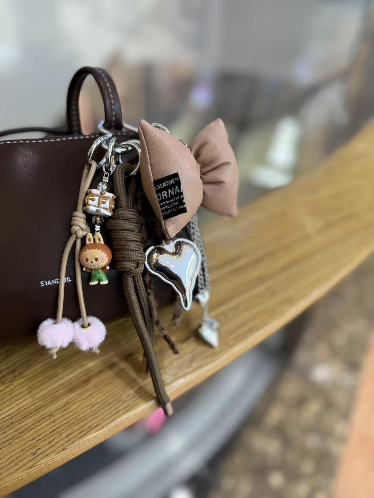 

Плюшевий брелок для сумки серії Miu: Милий ляльковий кулон та високоцінний брелок-аксесуар