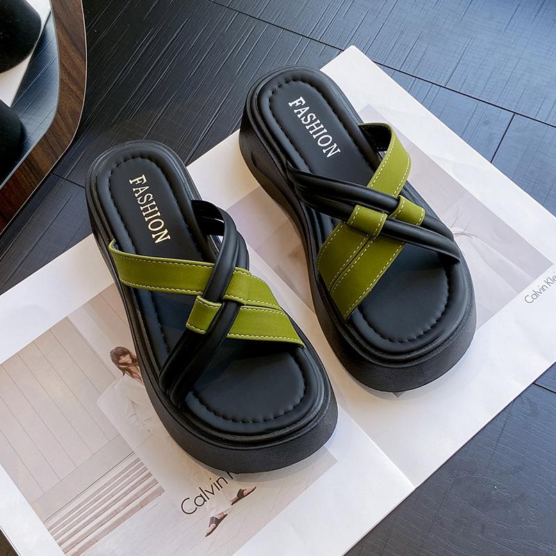 Muffin-Kühlpantoffeln mit dickem Boden Damen Sommerbekleidung 2025 neue Mode mit Rock Ein-Wort-Schlappen Strand-Badesandalen