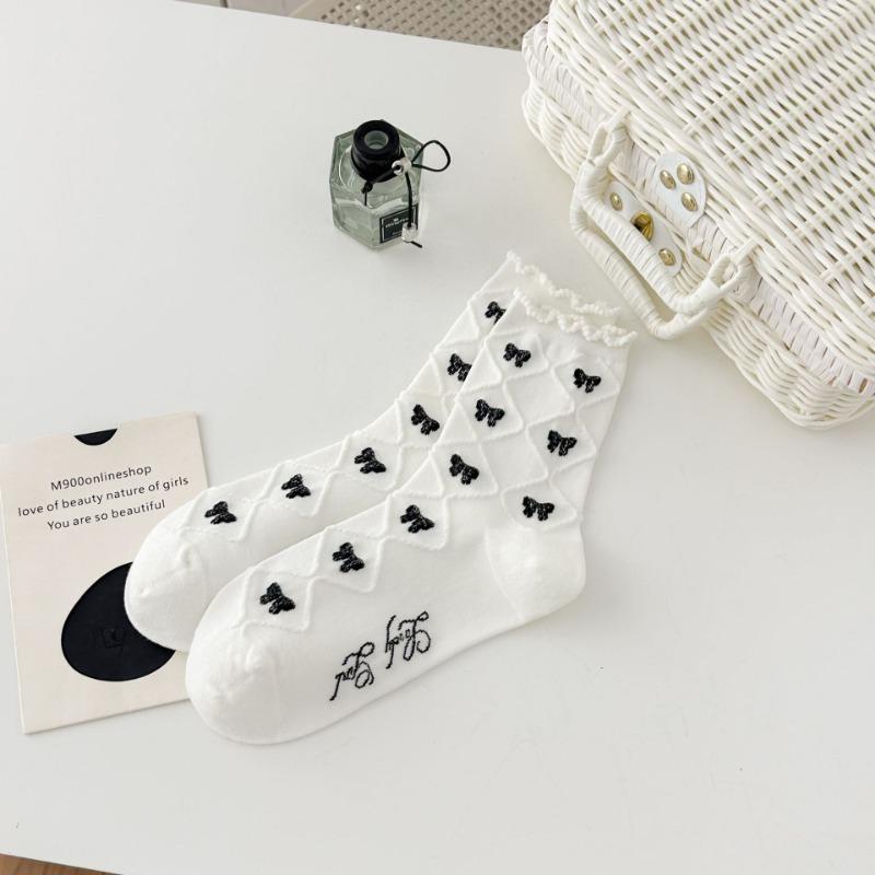 Chaussettes mi-mollet pour femmes, Chaussettes en dentelle pour femmes automne et hiver, Chaussettes en coton polyvalentes à nœud, Chaussettes hautes noires et blanches à bordure oreille