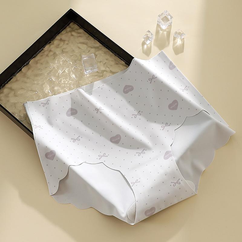 

Нежные к коже и удобные трусики-слипы со средним поясом с мелким цветочным принтом без следов и закатанных краев One size