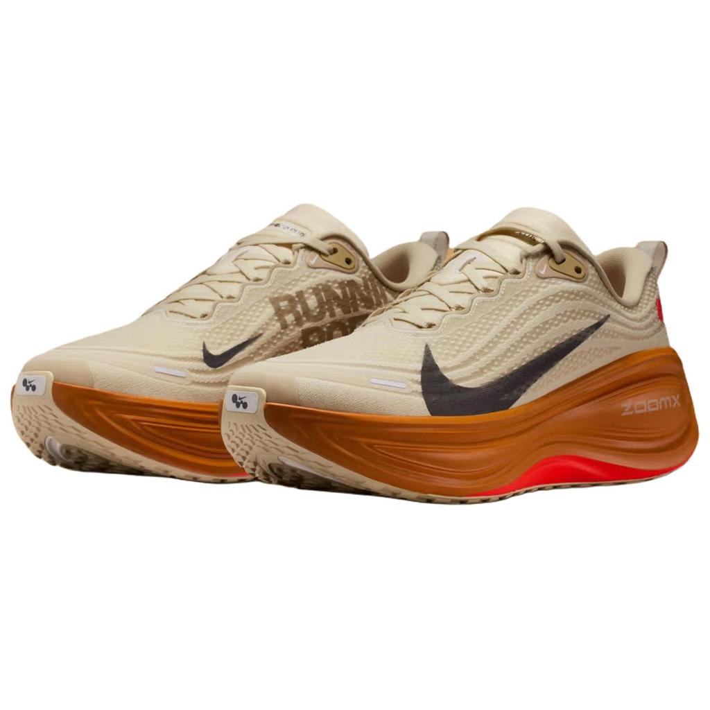 Nike Vomero Plus Running Poets Unisex Sneaker Braun Hell-Khaki Monarch-Leuchtendes-Karmesinrot-Höhlen-Lila IM6679-258