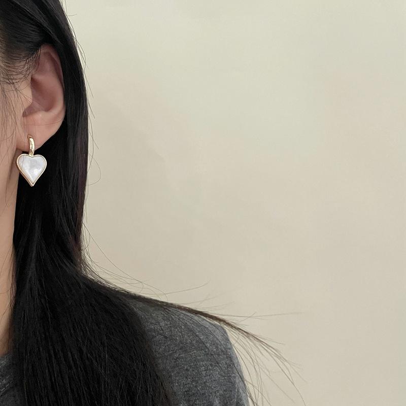 Fashion Personality Ear Jewelry Niche Temperament Black and White Double-sided Love Peach Heart Versatile Earrings Light Luxury High-end Ear Buckles