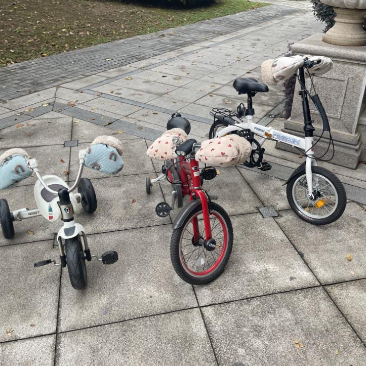 Universal Children's Scooter & Bike Handlebar Antifreeze Gloves - Windproof, Warm, and Thick Velvet Lining