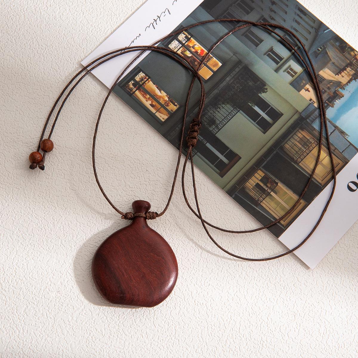 Retro Ethnic Sandalwood Wine Pot Pendant Necklace for Women - Simple, Versatile Sweater Chain Accessory розовый лес
