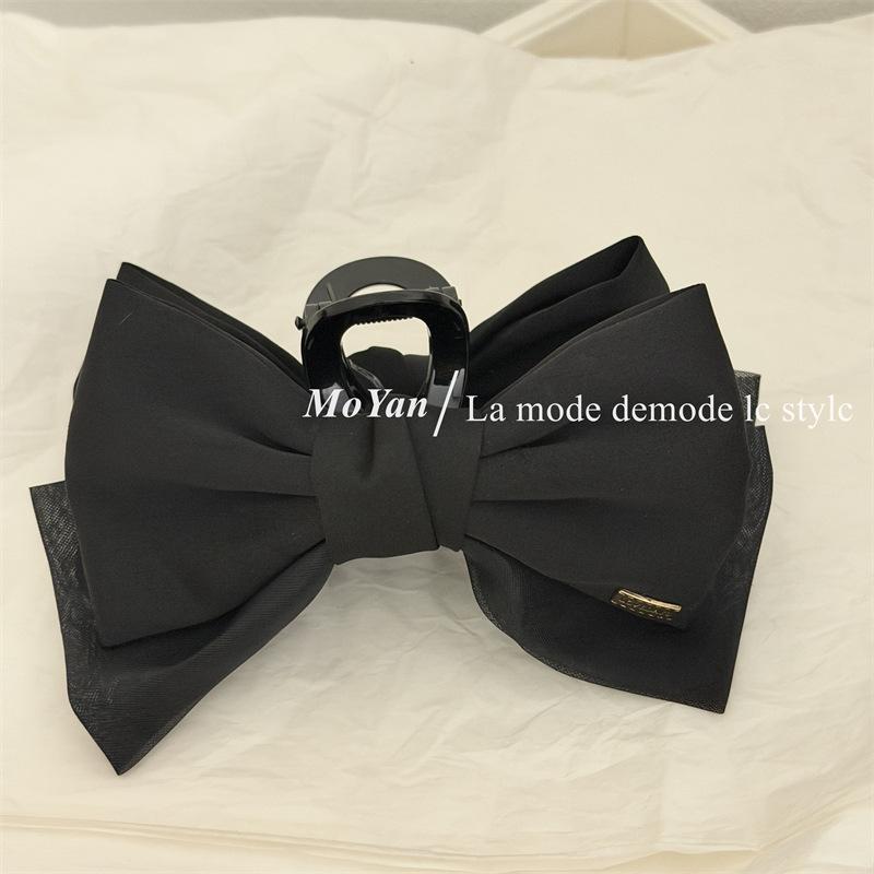 

The Princess s Hairpin Is Used To Secure The Bow-shaped Hairstyle At The Back of Her Head, with A Shark-shaped Clip. чёрный