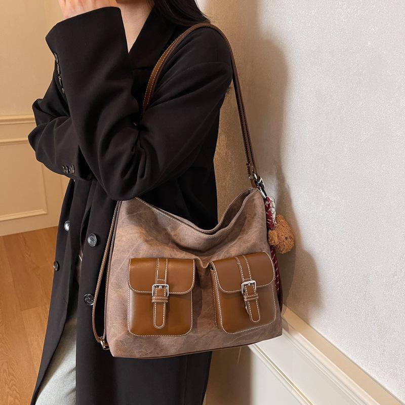 Stylish large-capacity tote bag, simple commuter locomotive bag, women's 2025 new college student class bag