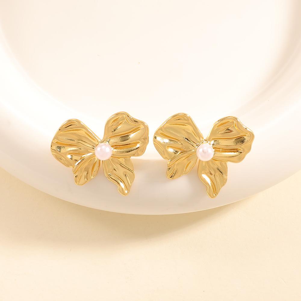 European and American flower earrings retro style pearl earrings women's electroplated stainless steel gold stud earrings light luxury high sense