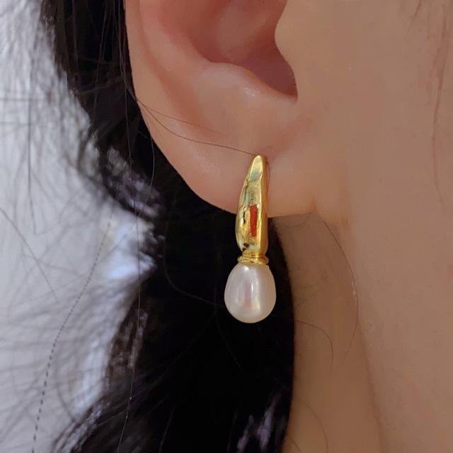 Natural but seedless pearl earrings women's niche design sense high-end earrings earrings temperament earrings earrings rice beads