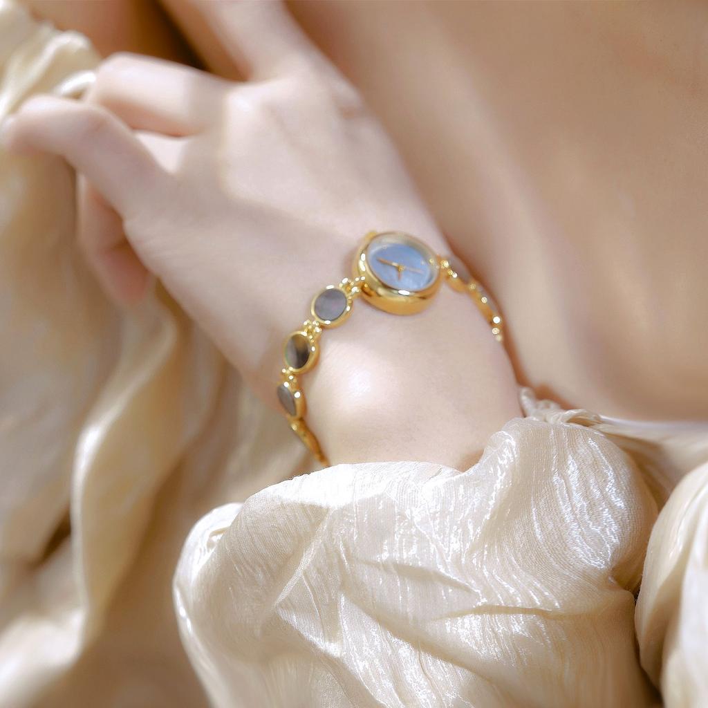New in Women Watches Luxury Fashion Shell Bracelet Lady Dress Watch Gold Small Dial Quartz Wristwatch Gifts